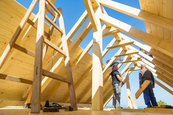 Etap budowy domu stawianie wieźby dachowej