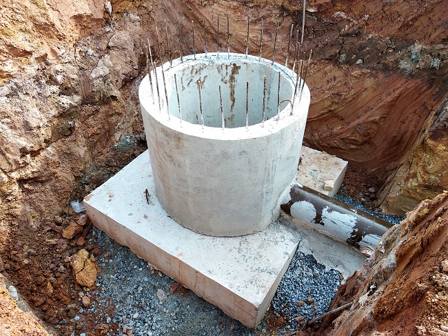 studnia głębinowa zabudowana betonowa