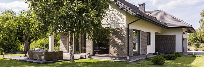 Klinkier na zewnątrz - Ujęcie nowoczesnego domu na zewnątrz, w otoczeniu zieleni