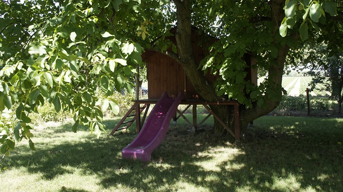 Domek na drzewie dla dziecka w ogrodzie