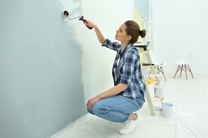 Malowanie ścian wałkiem przez kobietę
