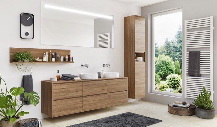 Modna łazienka z półkami drewnianymi