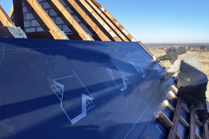 Przykrywanie membrany na dachu