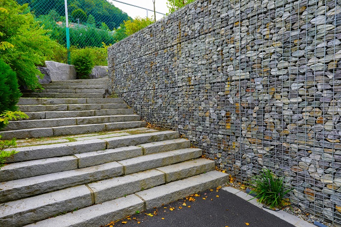 ściana z kamienia na nierównej działce - monolit